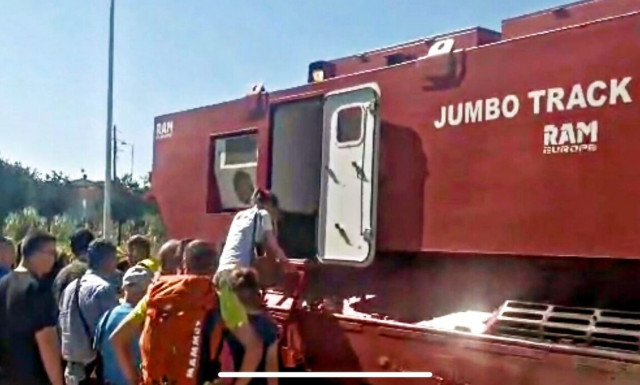 Λάρισα: Με ερπυστριοφόρο 35 τόνων μεταφέρουν πολίτες στη Γιάννουλη (vid)