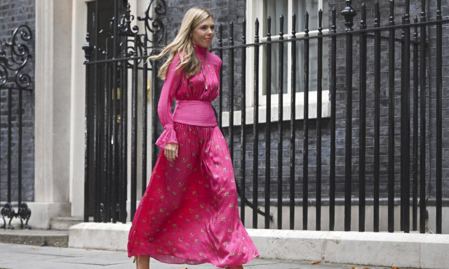 Κάρι Τζόνσον: Η στιλιστική συμβουλή που είχε λάβει από τη Βασίλισσα Ελισάβετ -Το χειρόγραφο σημείωμα