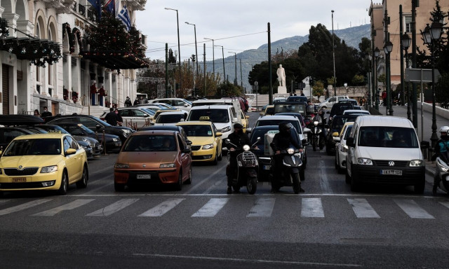 Κίνηση τώρα: Κυκλοφοριακό κομφούζιο στους δρόμους - Στο «κόκκινο» Κηφισός και Κηφισίας