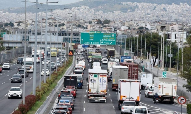 Κλειστή η άνοδος της Κηφισού λόγω φωτιάς σε ΙΧ
