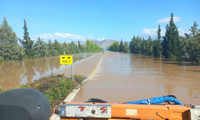 Κομμένη στα δύο η χώρα: Κλειστή παραμένει η Αθηνών – Θεσσαλονίκης