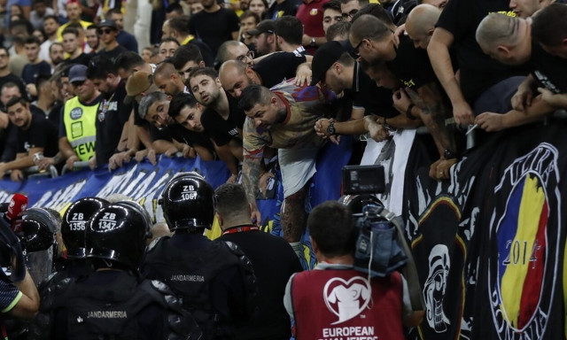 Προκριματικά Euro 2024: Χαμός στη Ρουμανία και διακοπή στον αγώνα με το Κόσοβο (vid)