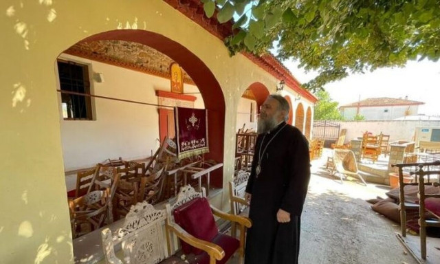 Στο πλευρό των πλημμυροπαθών ο Μητροπολίτης Τρίκκης - Μέσα στην λάσπη οι εκκλησίες