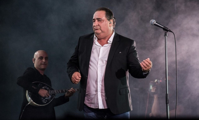 Βασίλης Καρράς: Η ιστορία πίσω από το «Άστη να λέει» με τους Πυξ Λαξ -  O όρος για να το πει