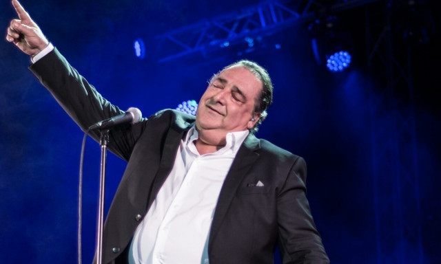 Βασίλης Καρράς: Οι απαγωγές, το ρεκόρ Γκίνες και το τραγούδι που δεν ήθελε να λέει