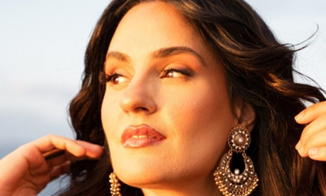 «Όλα στον αέρα» με πάνω από 1 εκατομμύριο views στο YouTube από την Ξένια Βέρρα