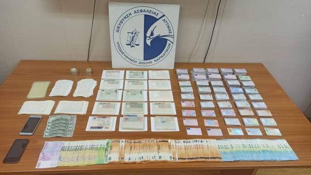Αλλοδαπός πουλούσε πλαστά έγγραφα σε αλλοδαπούς - Συνελήφθη από την ΕΛ.ΑΣ.