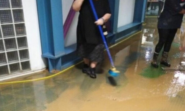 Καταγγελία από τις καθαρίστριες του Παν. Θεσσαλίας: «Καθαρίζουμε λύματα χωρίς εξοπλισμό»