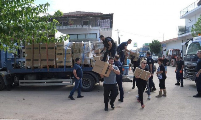 Θεσσαλία: Αγαπηδάκη και ΕΛΑΣ μοιράζουν εξοπλισμό προστασίας στα χωριά
