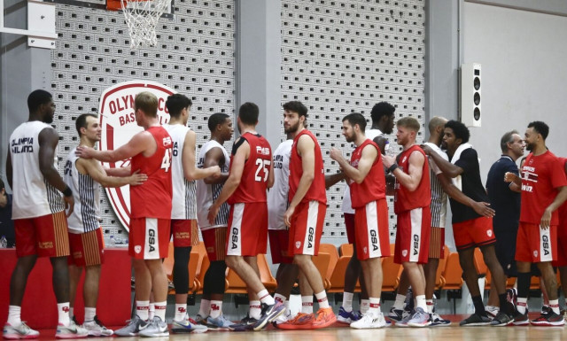 Φιλικό 30 λεπτών και νίκη του Ολυμπιακού με τη μισή Αρμάνι