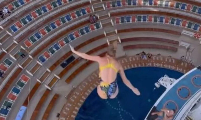 Η βουτιά που έγινε viral - Ολλανδή πέφτει από βατήρα κρουαζιερόπλοιου