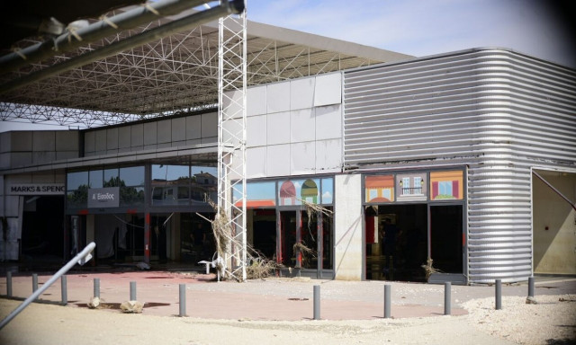 Λάρισα: Διαρρήκτες... δύτες άνοιξαν ΑΤΜ και χρηματοκιβώτιο σούπερ μάρκετ ενώ επέπλεε