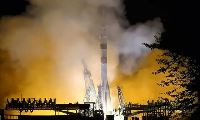 Εκτοξεύτηκε ο πύραυλος Σογιούζ που μεταφέρει δύο Ρώσους και μια Αμερικανίδα