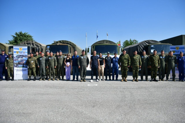 Λάρισα: Κομβόι 38 φορτηγών στην 1η Στρατιά – Ξεφόρτωσαν είδη ανθρωπιστικής βοήθειας (vid)