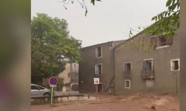 Γαλλία: Καταστροφικοί χείμμαροι πλημμύρισαν οικισμούς και παρέσυραν Ι.Χ.