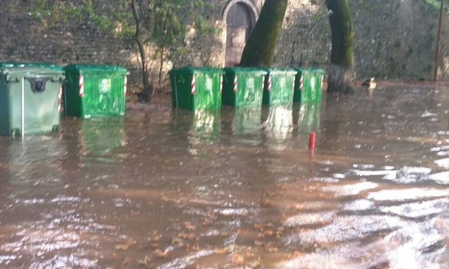 Ιωάννινα: Mπουρίνι πλημμύρισε τους δρόμους