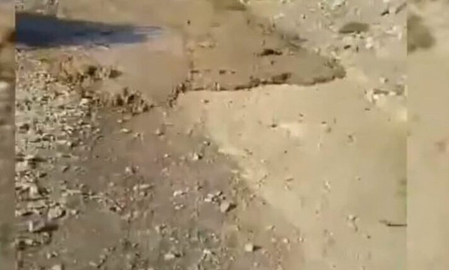 Κρήτη: Τεράστιος χείμαρρος σχηματίζεται ξαφνικά και «κυνηγά» ρεπόρτερ