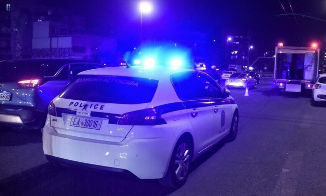 Νέο Φάληρο: Άνδρας απειλεί να πέσει από γέφυρα - Κλειστή η παλιά παραλιακή