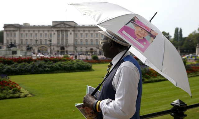 Συναγερμός στο Mπάκιγχαμ: Άνδρας σκαρφάλωσε σε τοίχο κοντά στο παλάτι