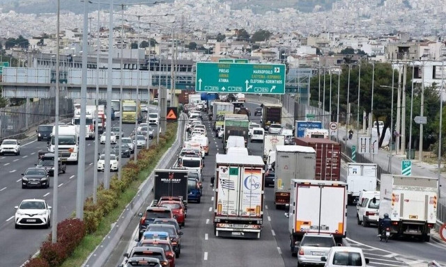 Κίνηση τώρα: Πτώση αντικειμένων στο οδόστρωμα από φορτηγό - Κίνηση στην Αττική Οδό