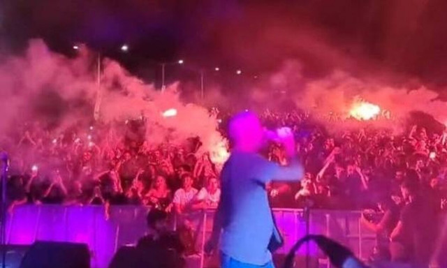 Η στιγμή που ο ΛΕΞ έβαλε «φωτιά» στην συναυλία για τον Παύλο μπροστά στην Μάγδα Φύσσα