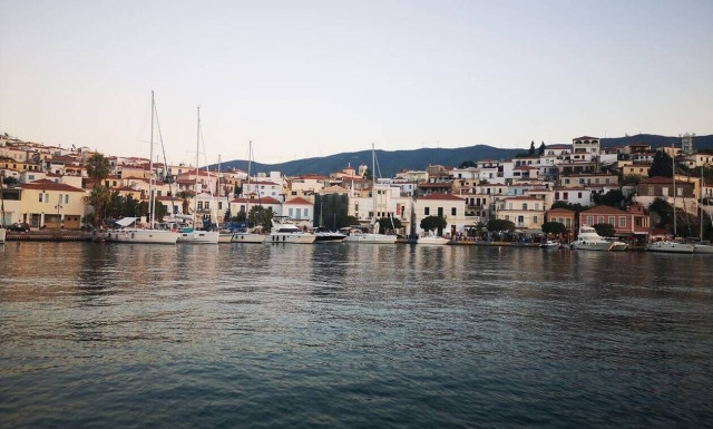 Πόρος: Θρίλερ με τις συλλήψεις για κατασκοπεία - Τι λέει ο δήμαρχος του νησιού στο Newsbomb.gr