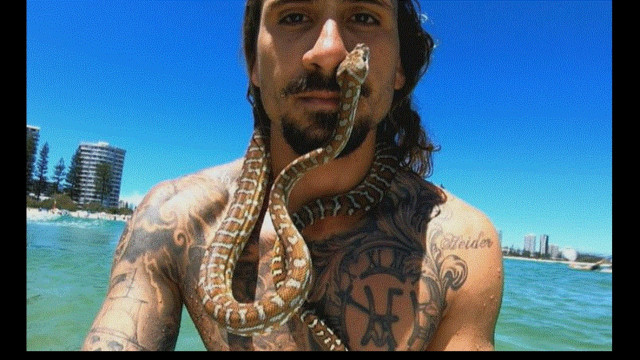 Αυστραλία: Πρόστιμο 1500 ευρώ σε άνδρα που έκανε σερφ με τον πύθωνά του