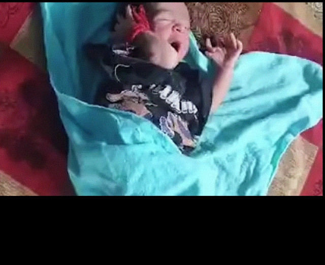 Iνδία: Koριτσάκι γεννήθηκε με 26 δάχτυλα - Οι δικοί της πιστεύουν οτι είναι μετενσάρκωση θεότητας