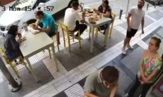 Θεσσαλονίκη: Αυτοκίνητο παραλίγο να πέσει πάνω σε θαμώνες ψητοπωλείου