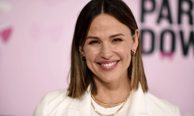 Τζένιφερ Γκάρνερ: Η στιγμή που βγάζει τα παπούτσια της και τα φορά σε άστεγο