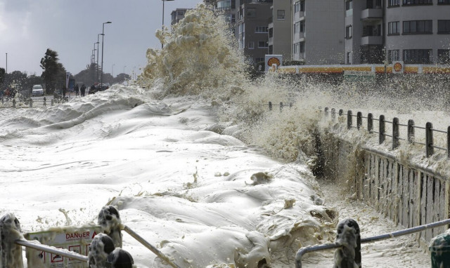 Νότια Αφρική: Γιγαντιαία κύματα «κατάπιαν« δρόμους και σπίτια - Τουλάχιστον δύο νεκροί