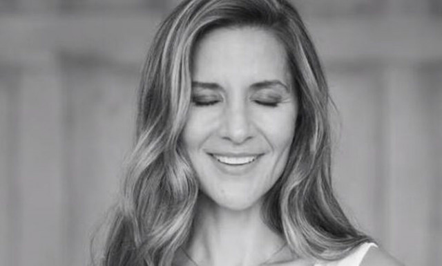 Λονδίνο: Διάσημοι φωτογραφίζονται με κλειστά μάτια - Τι συνέβη