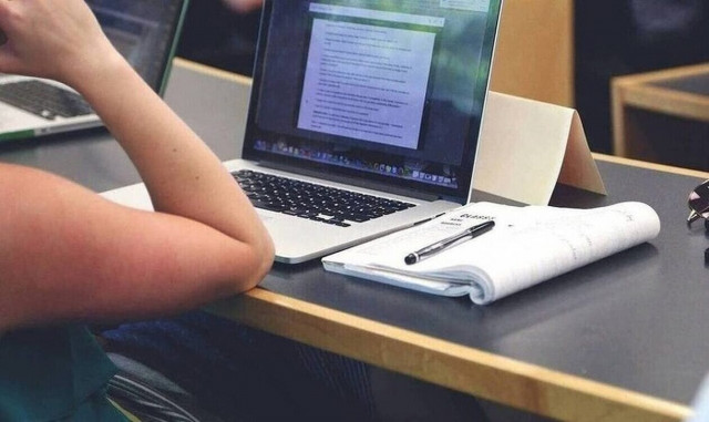 Αυξήσεις δημοσίων υπαλλήλων: Ποιοι θα δουν έναν επιπλέον μισθό τον χρόνο