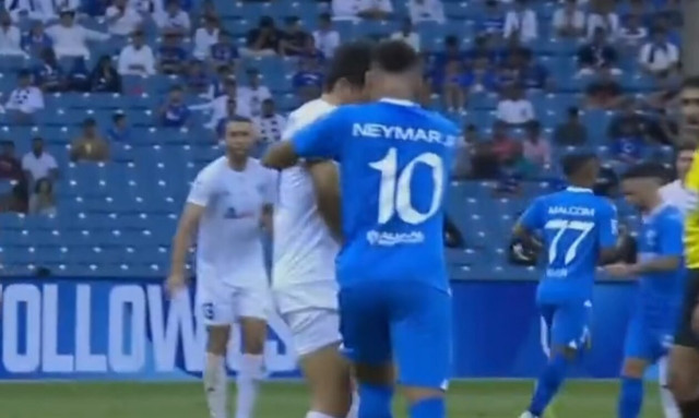 Εκτός εαυτού ο Νεϊμάρ! Κάκιστη συνεννόηση με τους συμπαίκτες του, ξέσπασε άγρια σε αντίπαλο (vids)