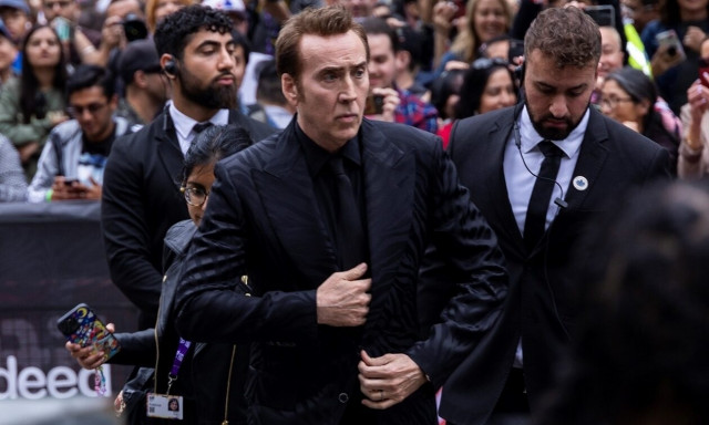 Νίκολας Κέιτζ: Φαλακρός και αγνώριστος με ξυρισμένο λουκ αλά Μάικλ Τζόρνταν