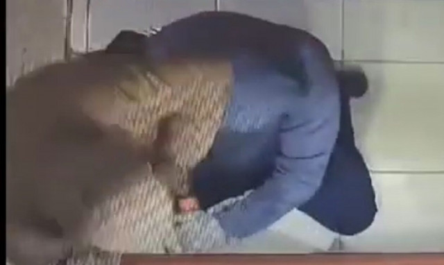 Θεσσαλονίκη: Βίντεο από διάρρηξη σε μηχάνημα αυτόματης πώλησης μικροπροϊόντων