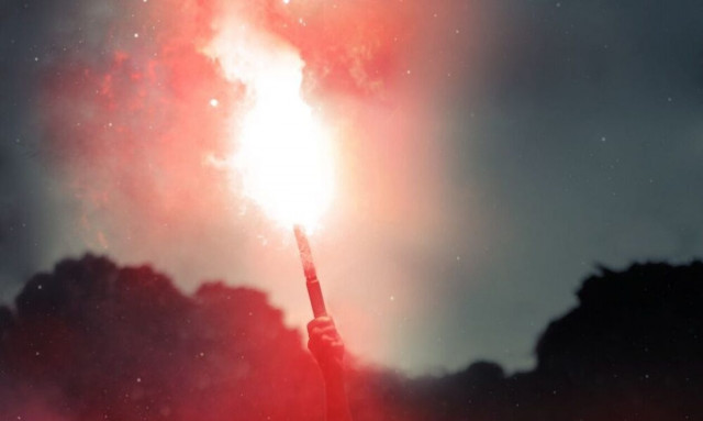 Ηράκλειο: Αναστάτωση στο λιμάνι – Φωτοβολίδα «καρφώθηκε» σε πλοίο