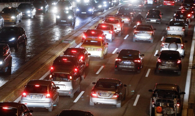 Κίνηση: Ανατροπή ΙΧ στην άνοδο του Κηφισού - Μεγάλες καθυστερήσεις