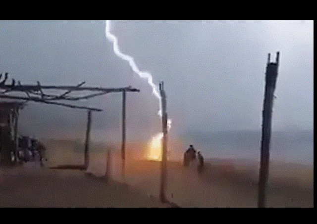 Τραγωδία στο Mεξικό: Η στιγμή που κεραυνός σκότωσε δύο ανθρώπους σε παραλία