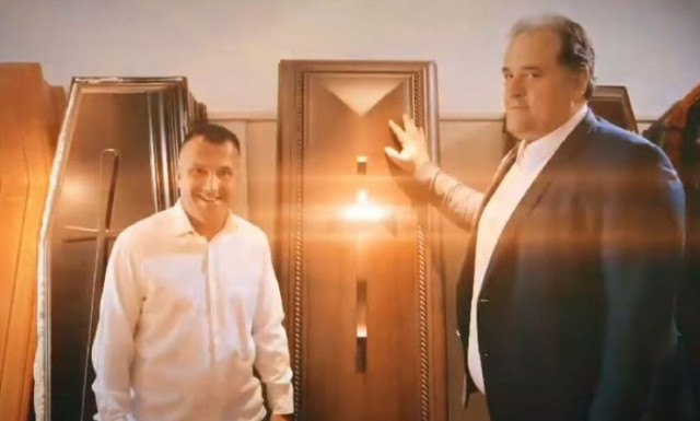 «Σταυρό στον Μητράκα»: Viral σποτ γύρισε υποψήφιος περιφερειακός σύμβουλος σε γραφείο τελετών