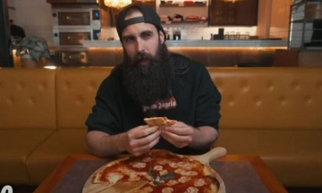 YouTuber έφαγε 48 κομμάτια πίτσα και έκανε σμπαράλια το ρεκόρ στο εστιατόριο του Gordon Ramsay