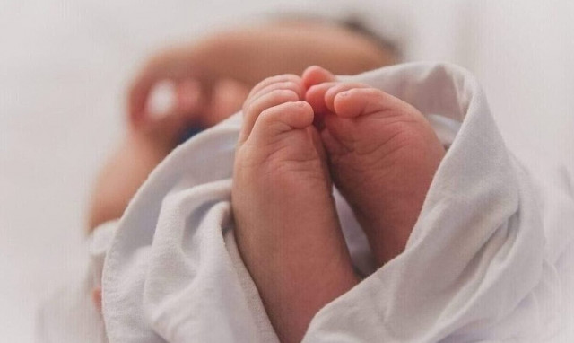 Θεσσαλονίκη: Βρέφος εννέα μηνών έπεσε από την κούνια - Αγώνας δρόμου από την ΕΛΑΣ