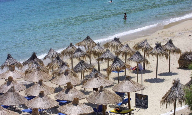 Μύκονος: Τοποθέτησε παράνομα 100 ομπρέλες σε παραλία και νόμιζε ότι θα περάσει... απαρατήρητος