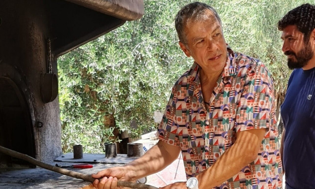 Ο Σταύρος Θεοδωράκης έφτιαξε την πρώτη του… κατσούνα σε κρητικό εργαστήρι