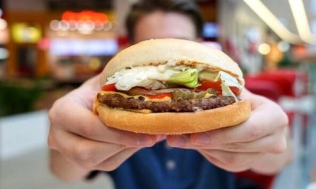 Το φθηνότερο cheeseburger του κόσμου: Μεγάλη αλυσίδα τα προσφέρει με μόλις 1 cent