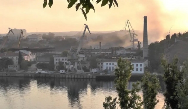 Κριμαία: Πύραυλος χτύπησε το διοικητήριο του ρωσικού στόλου στη Μαύρη Θάλασσα (vid)