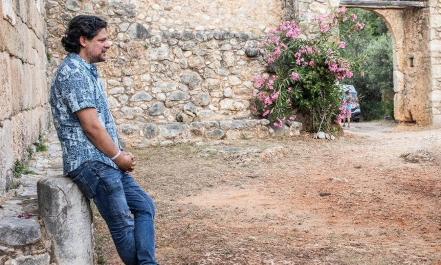 Ο Λευτέρης Χαρίτος στο σετ των γυρισμάτων της «Μάγισσας» στη Μάνη