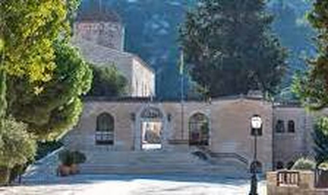 Συναγερμός στην Κύπρο: Φωτιά δίπλα από το μοναστήρι του Αγ. Νεοφύτου στην Πάφο