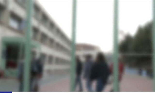 Βίντεο ντοκουμέντο: 15χρονη χτυπά 13χρονο έξω από το σχολείο – Μαθητές καταγράφουν τη βία