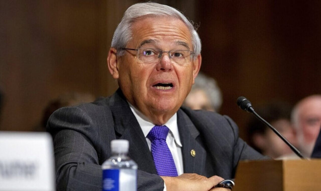 Μενέντεζ: «Εκτός μάχης» ο μεγάλος φίλος της Ελλάδας στη Γερουσία - Οι ράβδοι χρυσού και η σύζυγος